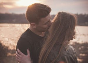 7 SECONDS OF PASSIONATE KISSING DAILY FOR HAPPY RELATIONSHIPS 